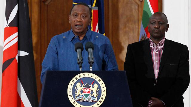 רוטו (מימין) לצד נשיא קניה (צילום: רויטרס) (צילום: רויטרס)