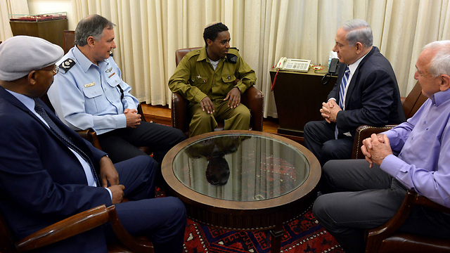 MK Neguise, Police Commissioner Danino, Pakada, Prime Minister Netanyahu and Internal Security Minister Aharonovich (Photo: Haim Tzah, GPO)
