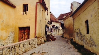 סמטה טיפוסית בכפר בוטיזה (צילום: שי זדה)