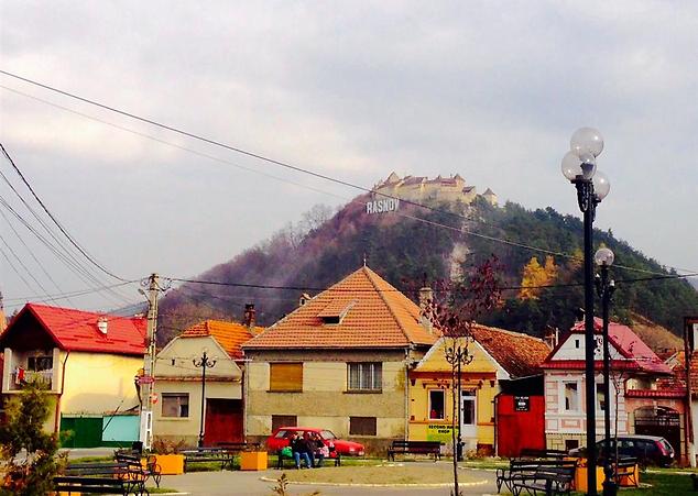 העיירה רשנוב, ועל ההר מאחוריה - טירת רשנוב הצופה על העיירה (צילום: שי זדה)