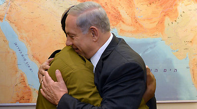 Benjamin Netanyahu with Damas Pakada. 'When I saw him with Bibi, I felt a sharp pang in my heart.' (Photo: GPO)
