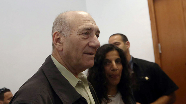 Olmert with his daughter Shuli at court (Photo: Gil Yohanan) (Photo: Gil Yohanan)