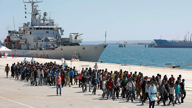 מהגרים אפריקנים שחולצו על ידי משמר החופים האיטלקי בנמל אוגוסטה (צילום: רויטרס) (צילום: רויטרס)