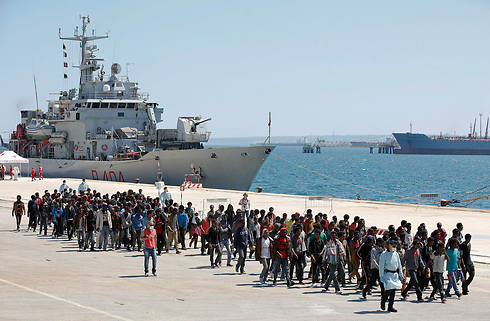פליטים מאפריקה בנמל אוגוסטה בסיציליה (צילום: רויטרס) (צילום: רויטרס)