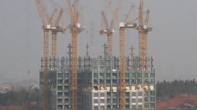 ממשלת סין ניסתה להאט את קצב הצמיחה במדינה. בתמונה: בניין שנבנה בסין תוך 19 יום בלבד (צילום: מתוך יוטיוב) (צילום: מתוך יוטיוב)