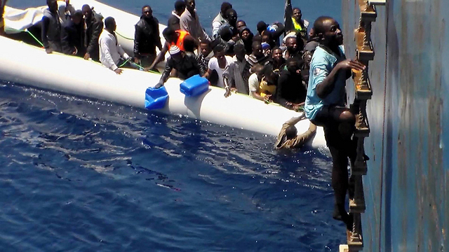 מהגרים מנסים להיחלץ בים התיכון (צילום: AP) (צילום: AP)