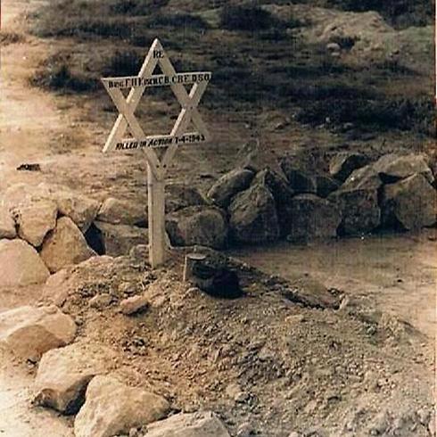 קברו של הבריגדיר פרדריק קיש בתוניס. נכדו יואב לא זכה לבקר בו (מרכז התיעוד, מכון בן-צבי) (מרכז התיעוד, מכון בן-צבי)