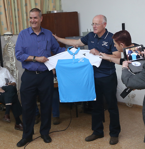 גילי לוסטיג עם רפי הרפז, שגריר ישראל בבאקו (צילום: אורן אהרוני) (צילום: אורן אהרוני)