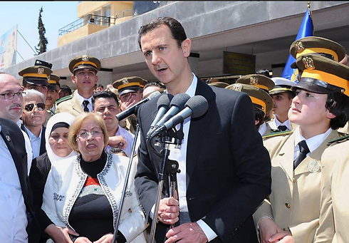 נשיא סוריה אסד בבית ספר בדמשק ()