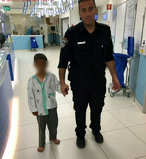 השוטר אחמד עזאם והילד. לא עזב אותו (צילום: דוברות בית החולים רמב"ם) (צילום: דוברות בית החולים רמב