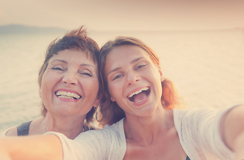 אנחנו דומות? אמא ובת במבחן הסלפי (קרדיט: Shutterstock) (קרדיט: Shutterstock)