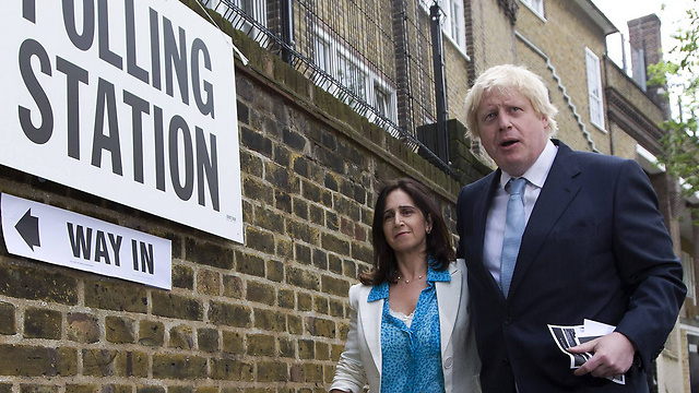 ראש העיר הצבעוני של לונדון, בוריס ג'ונסון, מגיע להצביע (צילום: AFP) (צילום: AFP)