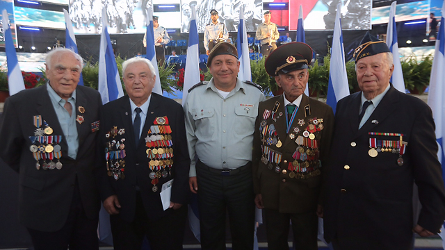 Chief of Staff Eizenkot with World War II veterans at ceremony. (Photo: Gil Yohanan)