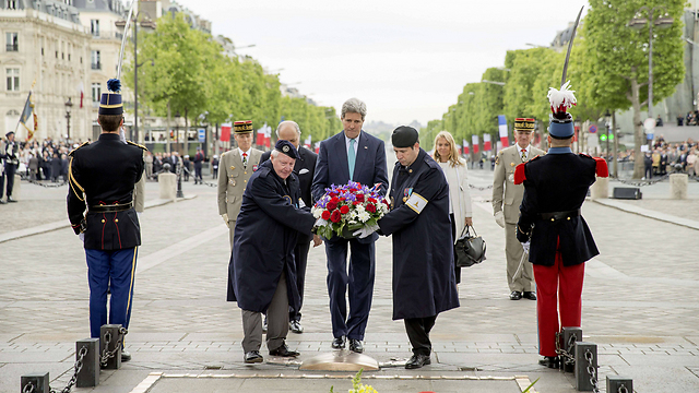Kerry laying wreath in Paris (Photo: AFP)