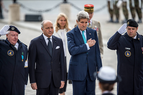קרי לצד שר החוץ הצרפתי לורן פביוס בפריז (צילום: MCT) (צילום: MCT)
