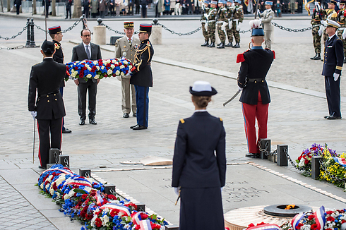 הנשיא פרנסואה הולנד מניח זר על קבר החייל האלמוני (צילום: MCT) (צילום: MCT)