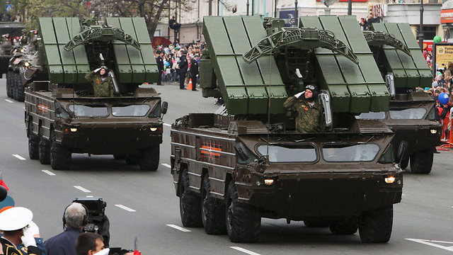 Servicemen drive Osa short-range tactical surface-to-air missile systems during the Victory Day parade in Vladivostok, Russia (Photo: Reuters) (Photo: Reuters)