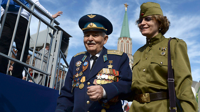 A World War Two veteran (L) arrives to watch the Victory Day parade at Red Square (Photo: Reuters) (Photo: Reuters)