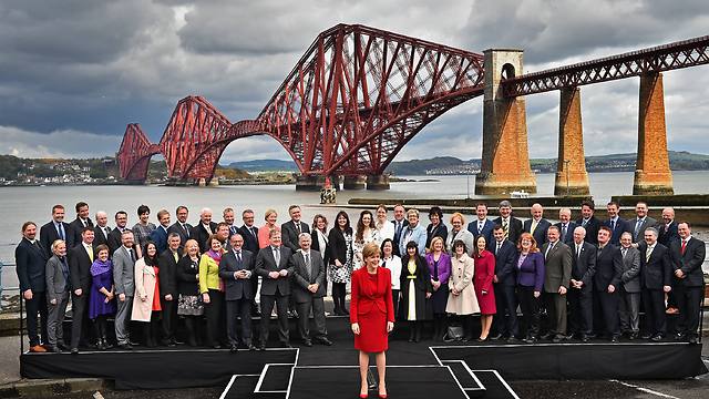 סטרג'ן עם חברי הפרלמנט הנבחרים בסקוטלנד (צילום: גטי אימג'ס) (צילום: גטי אימג'ס)