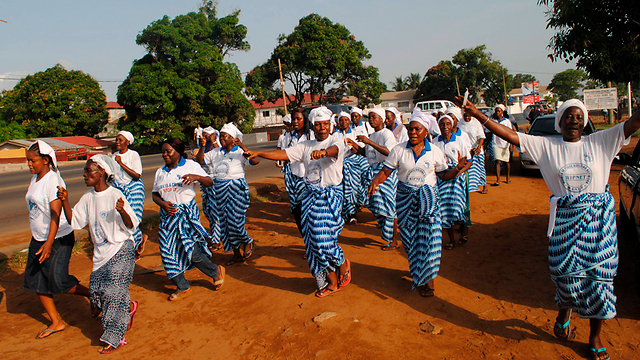 חוגגים בליבריה את ההודעה שהמדינה נקייה מהנגיף, השבוע (צילום: רויטרס) (צילום: רויטרס)