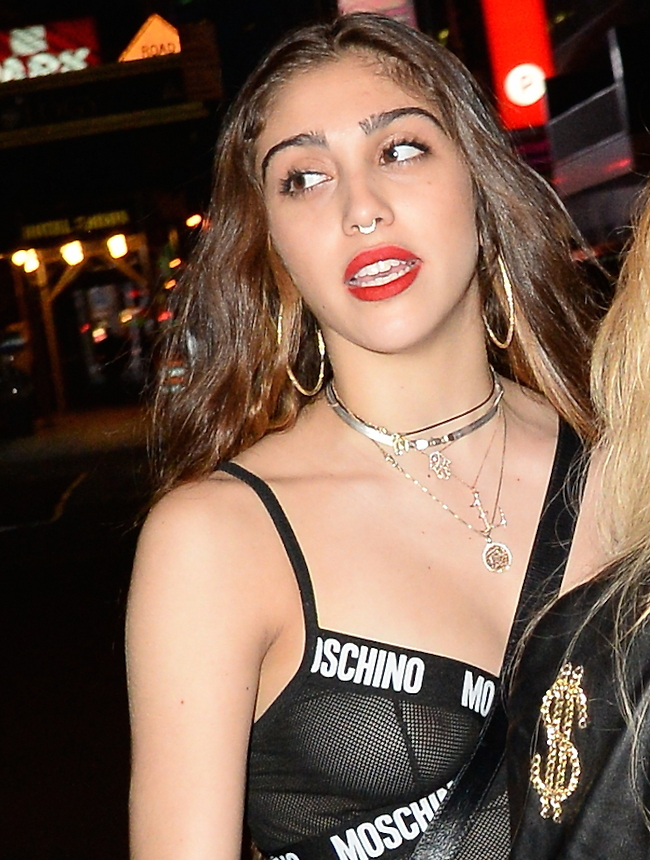 נראה לנו ששכחת ללבוש חזיה (צילום: Splashnews)