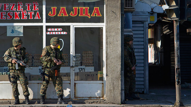 כוח מיוחד של משטרת מקדוניה בעיר קומאנובו (צילום: AP) (צילום: AP)
