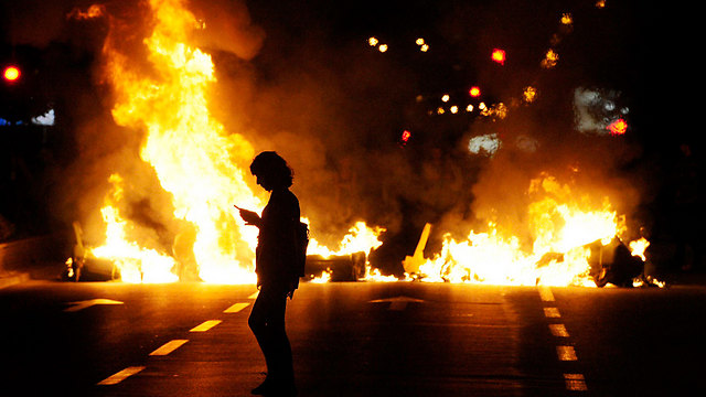 הפגנת מחאה בסקופיה נגד הממשלה (צילום: רויטרס) (צילום: רויטרס)