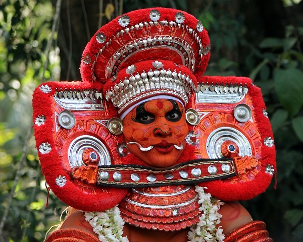 בפסטיבל וטקסי Theyyam, בכפר Kannur שבמקדש הפרטי Temple Parassini Kadavu. הטקס ל-Muthappan וריקוד ה-valletta (צילום: יצחק קמה)