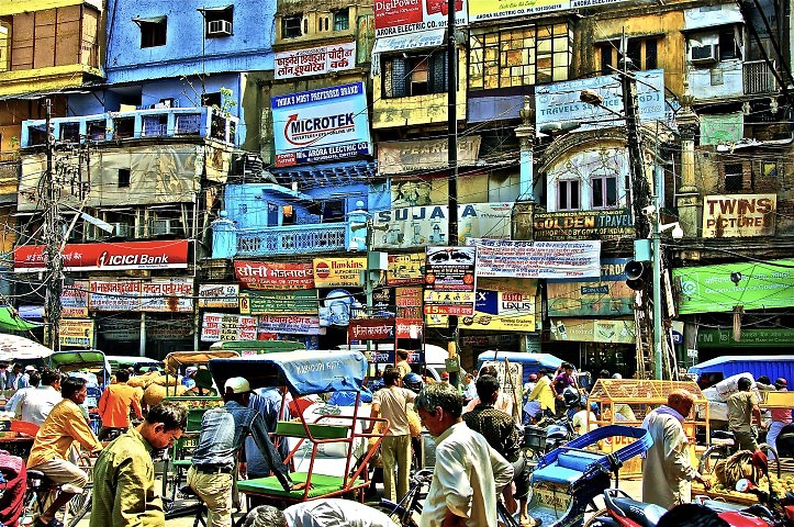 הודו הקסומה- רחוב צ'אנדני צ'וק בדלהי. קשה שלא להתפעם מפסיפס הצבעים והאנשים, מחזה קסום וייחודי (צילום: יגאל דקל)