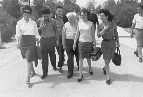 1968: ניניו לצדו של רה"מ דוד גוריון לאחר שחרורה (באדיבות ארכיון צה"ל במשרד הביטחון) (באדיבות ארכיון צה