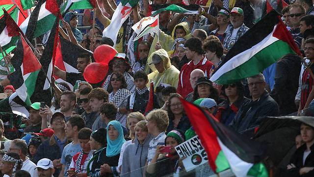 Palestinian team's fans cheering during Asian championship (Photo: AP)