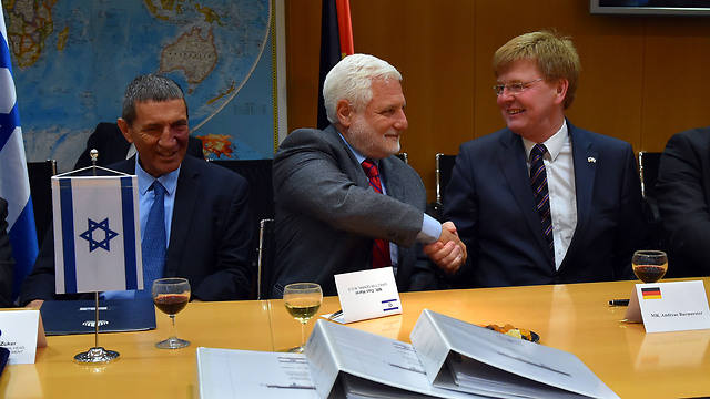 Zucker (L) at the signing of the deal with ThyssenKrupp (Photo: Defense Ministry)