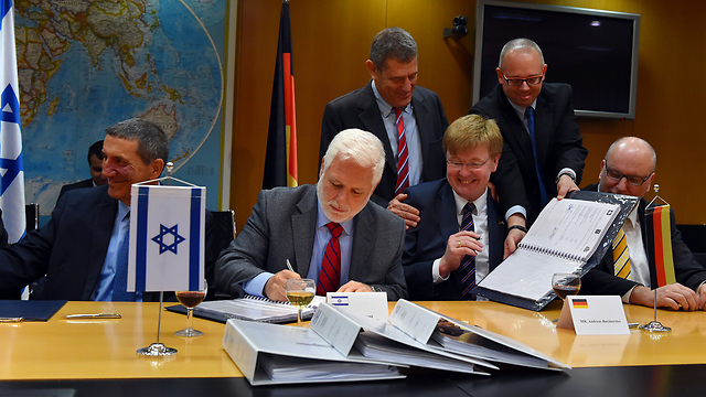 Signing ceremony at Kirya military base in Tel Aviv (Photo: Ariel Hermoni, Defense Ministry) (Photo: Ariel Hermoni, Defense Ministry)