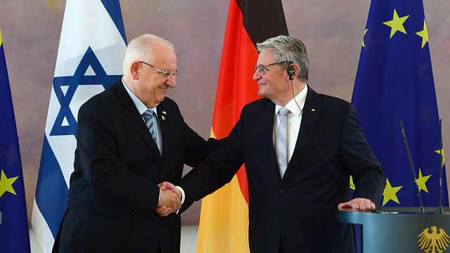 Firm ties. Rivlin and Gauck (Photo: AFP)