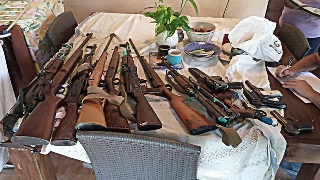 כלי הנשק בבית הקשישה (צילום: מהפייסבוק של משטרת ישראל) (צילום: מהפייסבוק של משטרת ישראל)