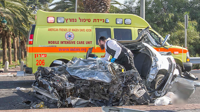 Aftermath of crash near Kfar Yona (Photo: Ido Erez)