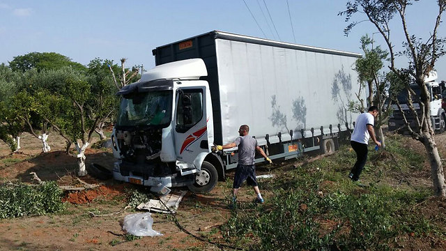 המשאית הפוגעת (צילום: בראל אפרים) (צילום: בראל אפרים)