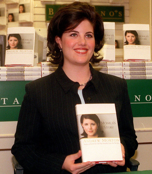 לווינסקי בשנת 1999, עם עותק של הביוגרפיה שנכתבה עליה (צילום: AP) (צילום: AP)