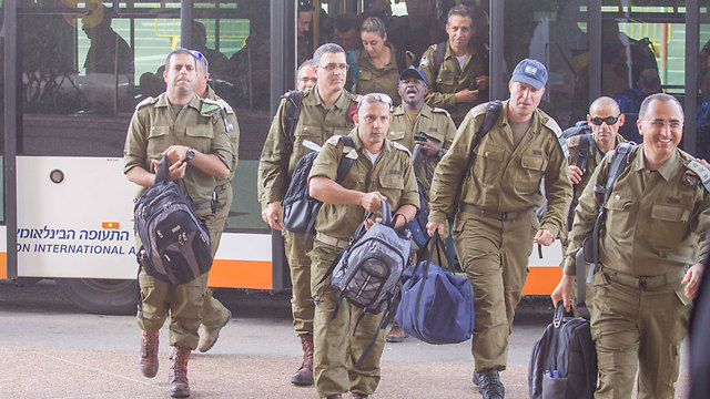 השיבה הביתה. עשרות חיילים נשלחו חזרה לישראל כבר אחרי 5 ימים (צילום: עידו ארז) (צילום: עידו ארז)