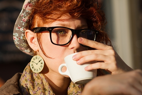 משתמשת בבית הקפה הזה כדי לצוד בחורים (צילום: Shutterstock) (צילום: Shutterstock)