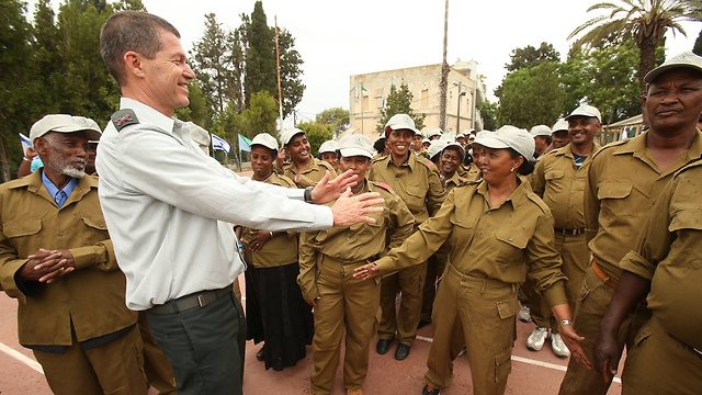 The IDF's chief education officer welcomes the new recruits (Photo: Elad Gershgoren)