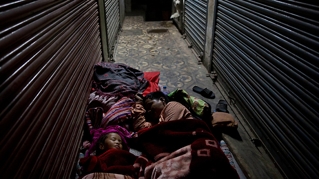 שוב ישנים ברחובות (צילום: AP) (צילום: AP)
