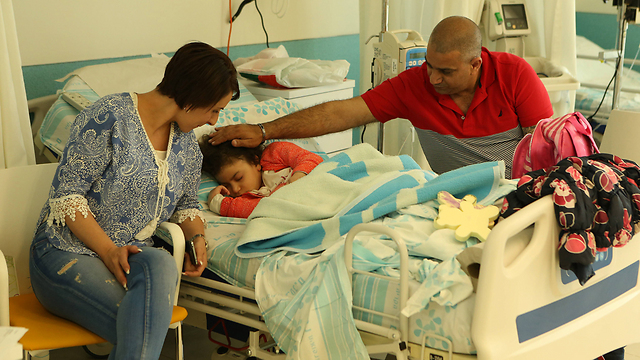סוסאן במהלך הטיפולים עם משפחתה (צילום: אלעד גרשגורן) (צילום: אלעד גרשגורן)