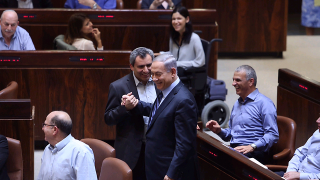 Ze'ev Elkin with PM Netanyahu in the Knesset. Netanyahu has appointed Elkin as a 'babysitter' for the Arab sector investment plan (Photo: Gil Yohanan)