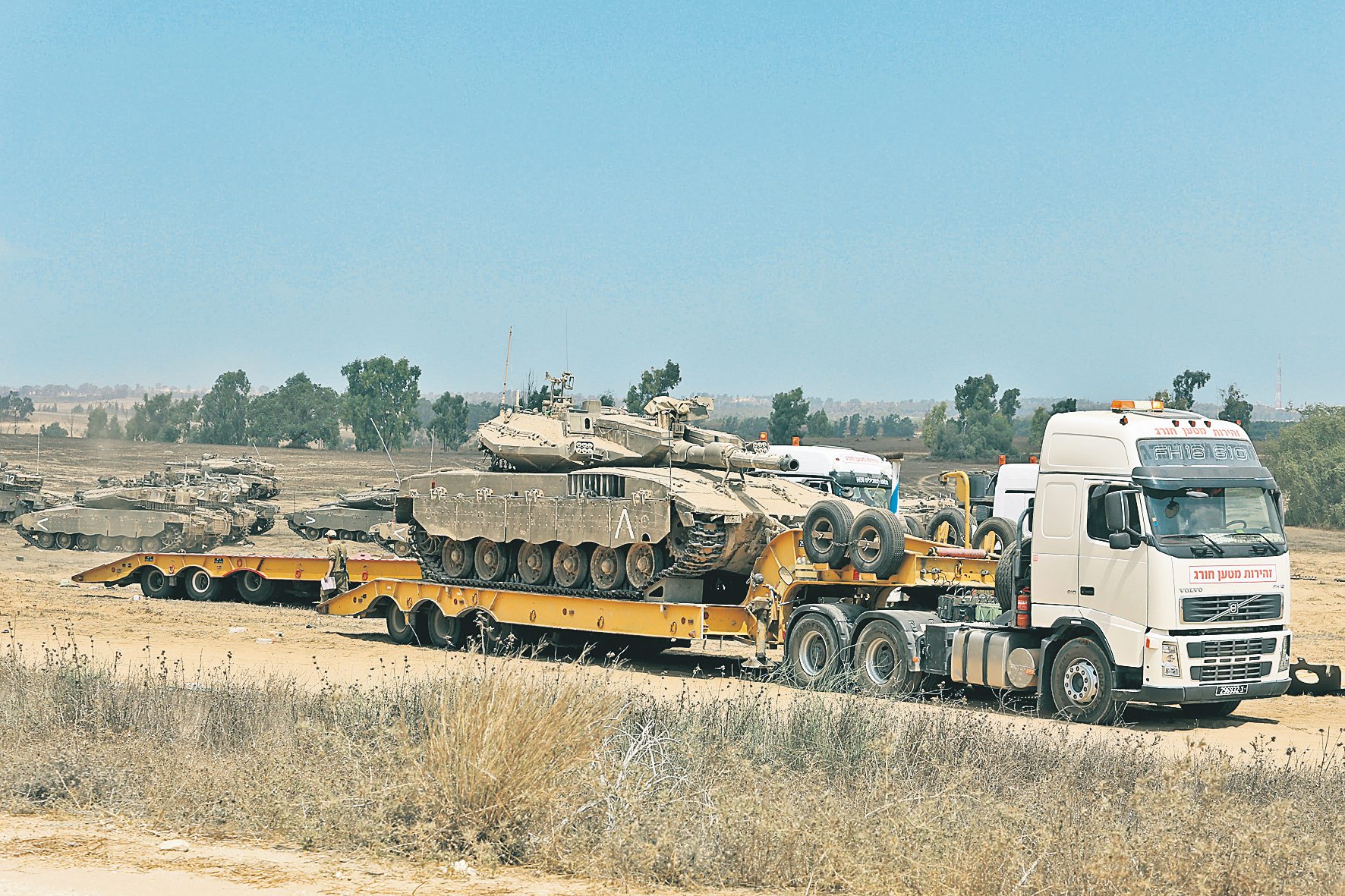Тягачи для перевозки танков "Меркава". Фото: Амит Шааби