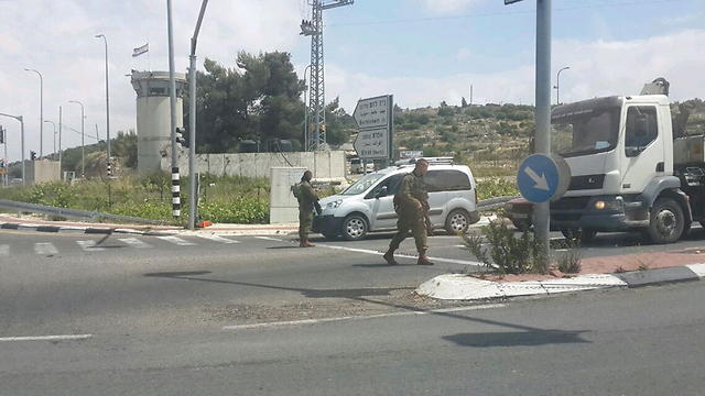 IDF troops stopping vehicles in the area for security checks (Photo: Roi Yanovsky)