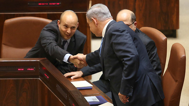 Bennett and Netanyahu shake hands at the 34th government swear-in ceremony (Photo: Noam Moskovich)