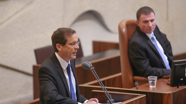 נאום תקיף. הרצוג (צילום: נועם מושקוביץ)
