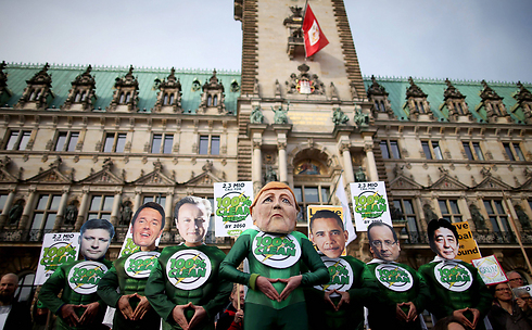 בחזית עיריית המבורג, גרמניה, נערכה הפגנה של פעילי סביבה שקראו למנהיגי שבע המדינות המתועשות בעולם לעבור ל"100% אנרגיה נקייה". בחודש הבא תיערך פסגת ה-G7 בעיר בהשתתפות גרמניה, קנדה, ארה"ב, צרפת, איטליה, יפן ובריטניה (צילום: AFP) (צילום: AFP)