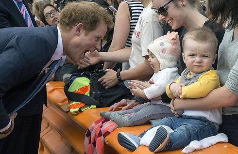 הנסיך הבריטי הארי מחקה פיהוק של תינוק במהלך ביקורו בעיר כרייסטצ'רץ' בניו זילנד (צילום: AFP) (צילום: AFP)